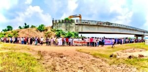 ৭ বছরেও শেষ হয়নি যাদুকাটা নদীতে সেতুর কাজ, অসমাপ্ত কাজ শেষ করার দাবীতে মানববন্ধন