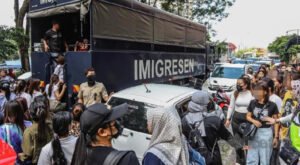 কুয়ালালামপুরে দুই শপিং মলে অভিযান: বাংলাদেশিসহ ২১৭ অবৈধ অভিবাসী আটক