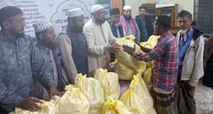 সুবিধাবঞ্চিতদের সাহায্যে সামর্থবানদের এগিয়ে আসা উচিত : ফখরুল ইসলাম