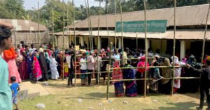 কোথাও দীর্ঘ সারি, কোথাও ফাঁকা!