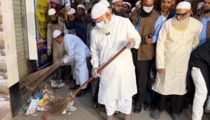 শপথের পরদিনই ঝাড়ু হাতে বিরোধীদলীয় নেতা ডা: শফিক