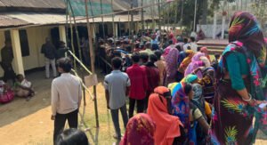 জীবনে প্রথম ভোট দিয়ে উচ্ছ্বসিত তরুণ-তরুণী