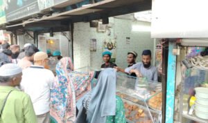 নগরে বাহারি ইফতারির পসরা