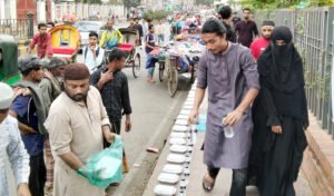 নগরে হ্যাল্পিং হ্যান্ডস সিলেটের ইফতার বিতরণ