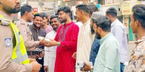 ট্রাফিক পুলিশদের ম.ম কলেজ ছাত্রদলের ইফতার বিতরণ