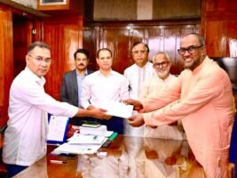 সিসিক পরিচ্ছন্নতা কর্মীদের ৪১ লাখ টাকা দিলেন প্রধানমন্ত্রী