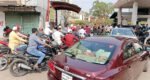 ‘ফুরিয়ে যায়’ আতঙ্কে পাম্পে দীর্ঘ লাইন!