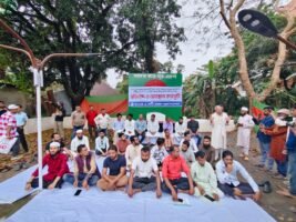 ফসলরক্ষা বাঁধে অনিয়ম-দুর্নীতির প্রতিবাদে সুনামগঞ্জে অবস্থান কর্মসূচি