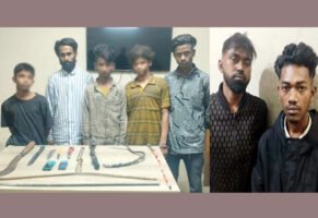 নগরে ড্রেন থেকে চাকুসহ ৭ ছিনতাইকারী আটক