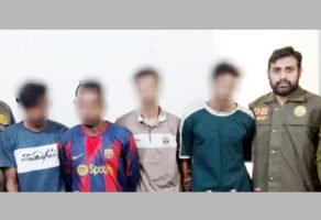 যাত্রীবাহী বাস থেকে বিদেশী মদসহ ৪ যুবক