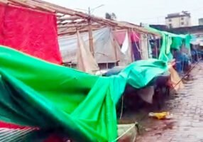 ঝড়ে বিধ্বস্ত লালদীঘিরপারে অস্থায়ী হকার মার্কেট 