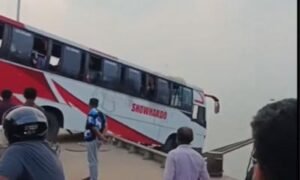 যাত্রীবাহী বাস নদীতে, বহু হতাহতের আশঙ্কা 