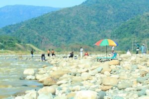 পর্যটক বরণে প্রস্তুত সাদাপাথর