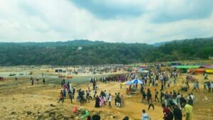 সাদা পাথরের নীল জলরাশি আর চা বাগানের সবুজ প্রকৃতিতে মুগ্ধ পর্যটকরা