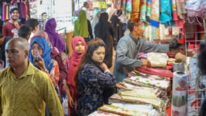 শেষ মুহুর্তে ঈদের কেনাকাটায় ব্যস্ত ক্রেতারা