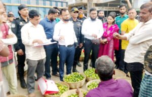 ১২ ব্যবসায়ীকে ভ্রাম্যমাণ আদালতের জরিমানা