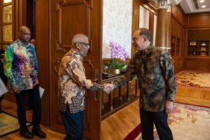 মালয়েশিয়ার প্রধানমন্ত্রীর সাথে প্রবাসী কল্যাণ মন্ত্রীর সাক্ষাৎ