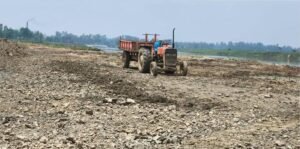 জগন্নাথপুরে মোবাইল কোর্টের অভিযানে ট্রাক্টর জব্দ