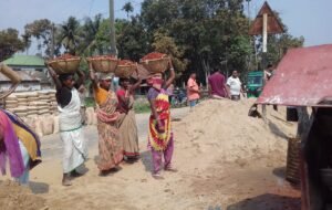 মজুরি বৈষম্যের অবসান হয়নি নারী শ্রমিকদের, নিয়োজিত ঝুঁকিপূর্ণ কাজে