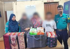 ৬৯ হাজার টাকার ভারতীয় চকলেটসহ ৩ জন আটক