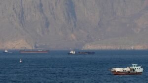 ৩ দিনে মার্কিন অবরোধ ভেঙেছে ৫২ ইরানি জাহাজ 