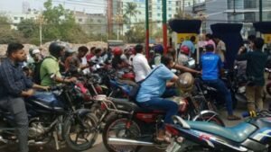 প্রকট হচ্ছে তেল সংকট