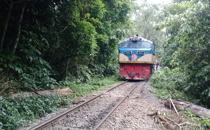 ৬ ঘন্টা পর সিলেটের সাথে ট্রেন চলাচল স্বাভাবিক