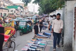 ফের দখল হচ্ছে ফুটপাত