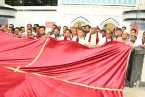 প্রধানমন্ত্রীর পক্ষে শাহজালাল মাজারে গিলাফ ছড়ালেন সিসিক প্রশাসক