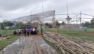 প্রধানমন্ত্রীর জন্য বৈরি আবহাওয়ায় চলছে মঞ্চ তৈরির কাজ