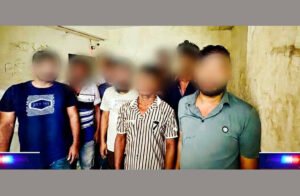 বটেশ^রে যাত্রীবাহী বাস থেকে ভারতীয় কম্বলসহ আটক ৯