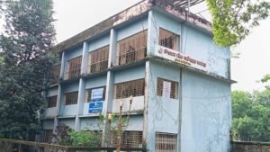 চুনারুঘাটে ঝুঁকিপূর্ণ ভবনে চলছে আট দপ্তরের কার্যক্রম