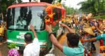 বৃষ্টিতে ভিজে প্রধানমন্ত্রীকে স্বাগত
