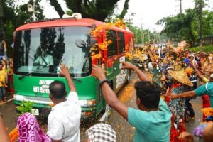 বৃষ্টিতে ভিজে প্রধানমন্ত্রীকে স্বাগত