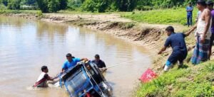 ধলাইয়ে টমটম পড়ে চালক নিখোঁজ