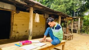 পা দিয়ে লিখে দাখিল পাস করল আশরাফ