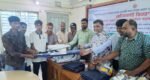 জুড়ীতে নারী চা শ্রমিকদের মধ্যে রেইনকোট বিতরণ
