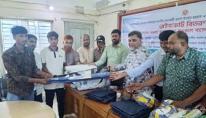 জুড়ীতে নারী চা শ্রমিকদের মধ্যে রেইনকোট বিতরণ