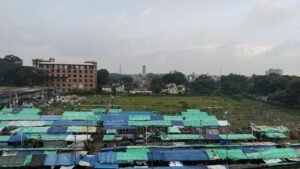 লালদীঘির অর্ধেকই খালি, হকাররা ফের ফুটপাতে