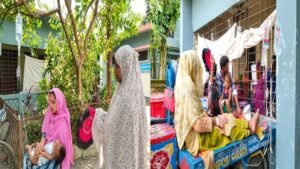 গাছে স্যালাইন ঝুলিয়ে চিকিৎসা
