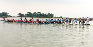 শান্তিগঞ্জে নৌকা বাইচে জনতার ঢল