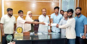 জুড়ীতে ক্ষুদ্র ব্যবসায়িকে বিএনপি সভাপতির আর্থিক সহায়তা