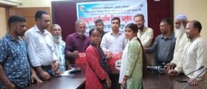 বড়লেখায় ক্ষুদ্র নৃ-গোষ্ঠীর অসচ্ছল নারীদের সেলাই মেশিন বিতরণ