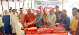 মালিনীছড়া চা-বাগানে পূজা পরিষদের বস্ত্র বিতরণ