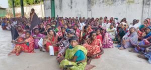 পূজার বোনাস ও বকেয়া দাবিতে চা শ্রমিকদের ধর্মঘট