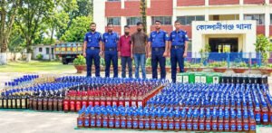 বালুর নিচে আড়াই হাজার বোতল মদ আটক ২