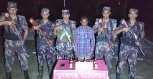 বিশ্বম্ভরপুর সীমান্তে ভারতীয় মদসহ বাংলাদেশি আটক
