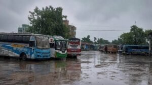 মালিক ধর্মঘট স্থগিত, শ্রমিক অনড় অবস্থান
