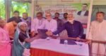 কুলাউড়ায় ৫৩৩ চা শ্রমিককে রেইনকোট দিলেন এমপি