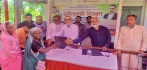 কুলাউড়ায় ৫৩৩ চা শ্রমিককে রেইনকোট দিলেন এমপি